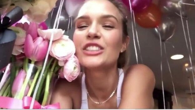 Josephine Skriver, embajadora Maybelline