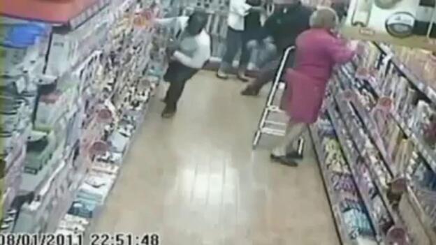 Dos policías le torturaron y le dieron una paliza, según el fiscal