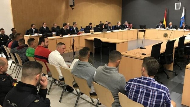 Aceptan los cargos 13 miembros de una banda de delincuentes