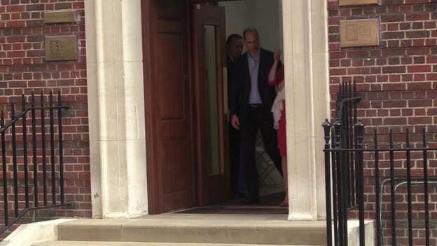 Los duques de Cambridge presentan a su tercer hijo, quinto heredero al trono