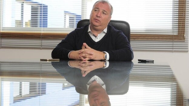 Bajó los sueldos, ganó más dinero y amplió la plantilla, según la querella