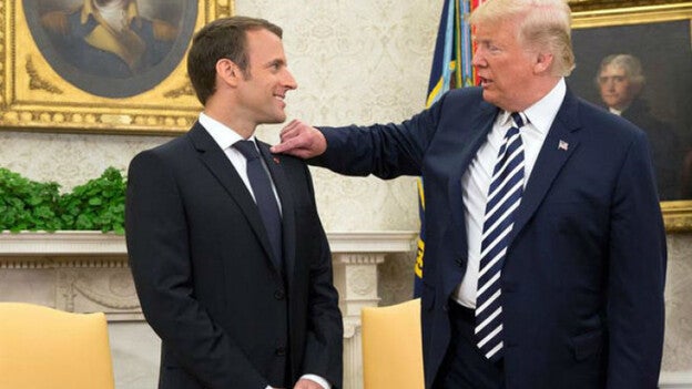 Trump. Le quita «la caspa» del hombro a Macron