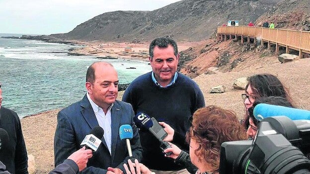 La playa de El Confital cumple un año entero cerrada al baño