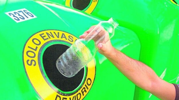 A la cabeza en recogida de vidrio