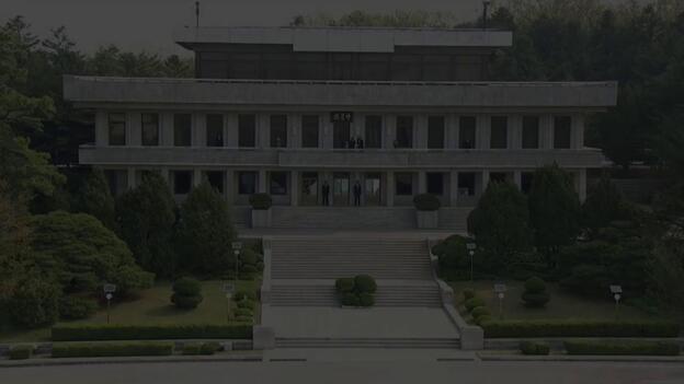 Kim Jong-un bromea con Moon Jae-in al llevarlo al Norte de la frontera