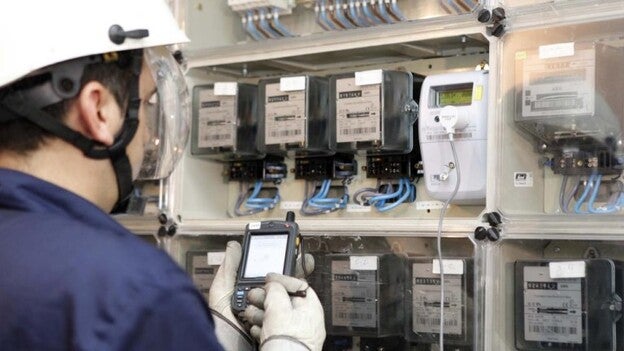 La factura de la luz baja un 3 % en abril