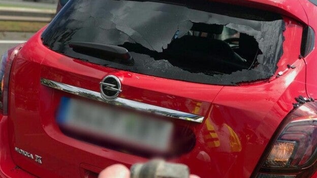 Rompen la luna trasera al lanzarle un tornillo en la Avenida Marítima