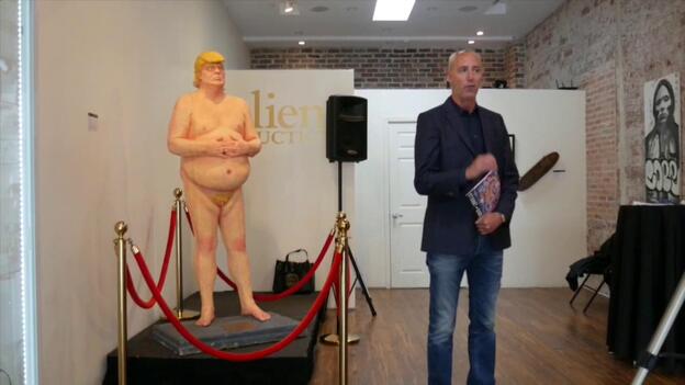 Presentan en Los Ángeles colección de arte urbano que incluye obra de Trump desnudo.
