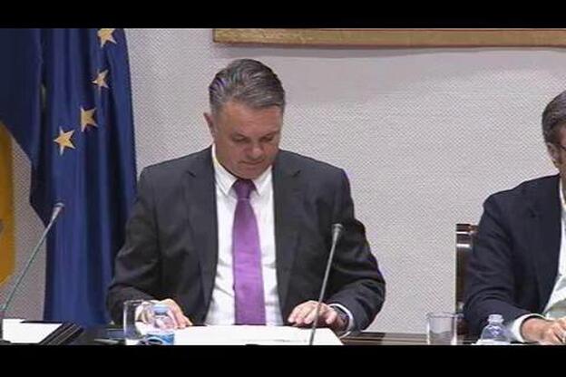 Negrín dijo una cosa en el Parlamento... y ahora hace otra