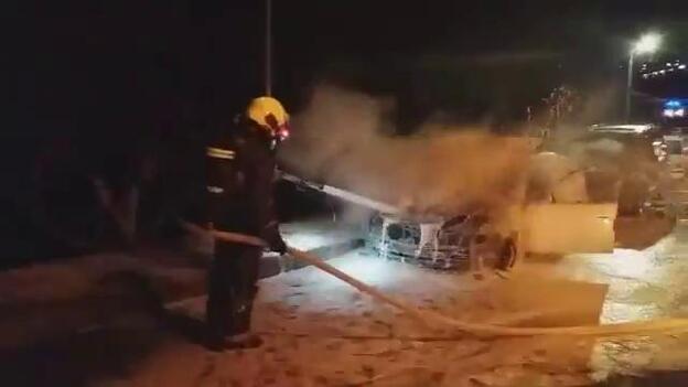 Arden dos vehículos de madrugada en Mogán