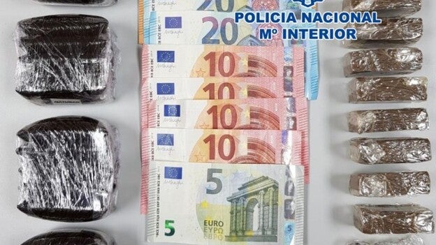 Detenido tras sorprenderle vendiendo hachís en la calle