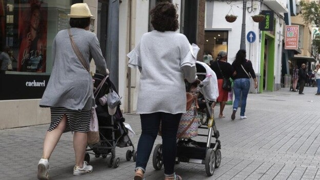 Baja la natalidad pese a que hay más partos de madres jóvenes
