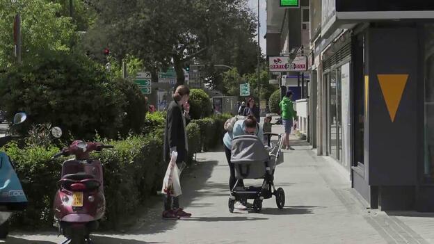Eva González, de paseo con el pequeño Cayetano