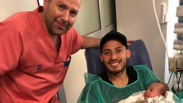 David Silva ya tiene al pequeño Mateo en casa