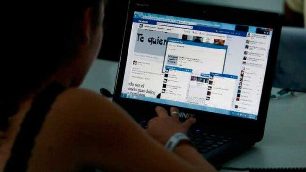Detenida por acechar y coaccionar a otra en Internet