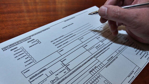 Las bajas laborales en Canarias caen un 40%