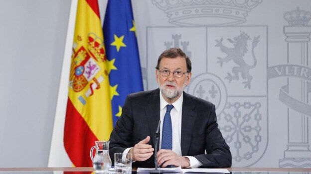 Sánchez presenta moción de censura, que Rajoy lamenta porque debilita a España