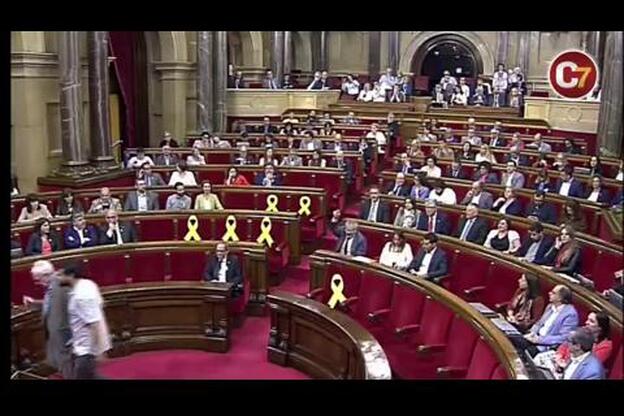 La polémica de los lazos en el Parlament