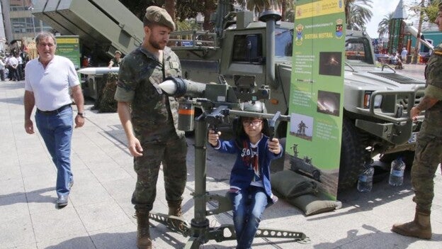 Las Fuerzas Armadas se exhiben en la ciudad para celebrar su día