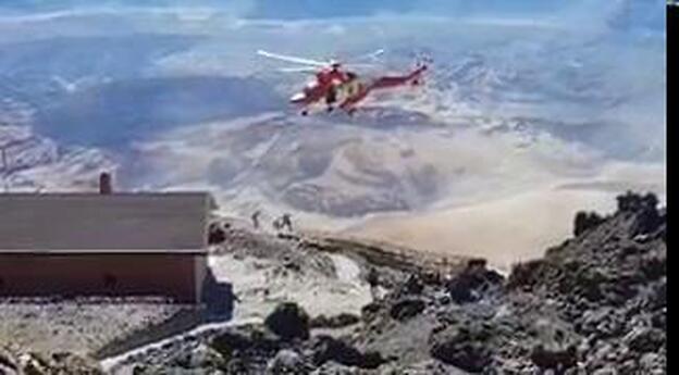 Un helicóptero rescata a un senderista herido en el Teide