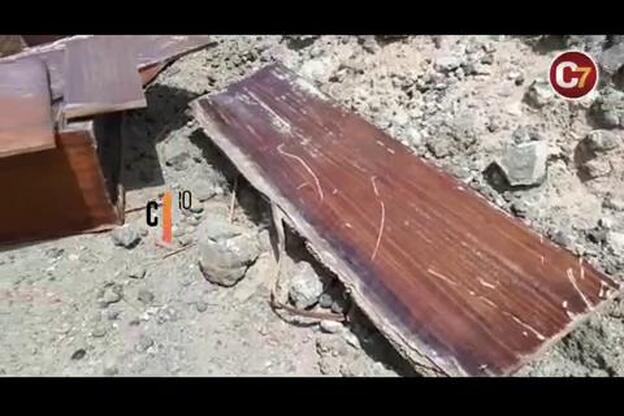 Una montaña de vidrio y basura que llega al mar