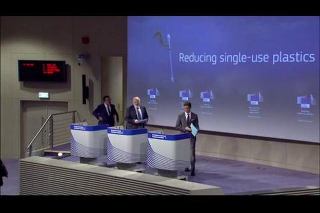 Ofensiva ecologista de la UE contra pajitas, bastoncillos y vasos de plástico