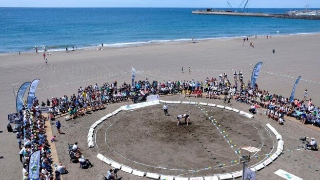 La Lucha festeja el Día de Canarias en la playa de Gran Tarajal