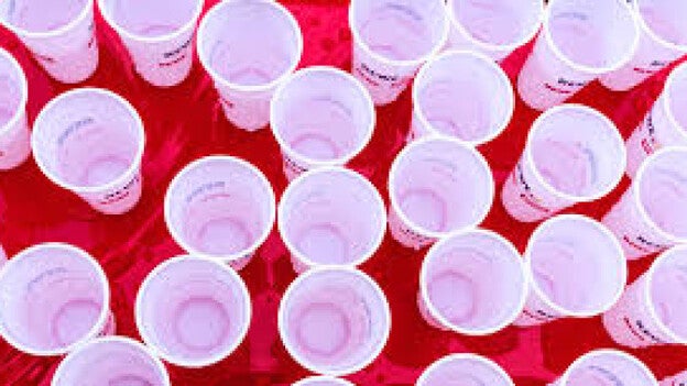 Los edificios públicos canarios eliminarán los vasos de plástico