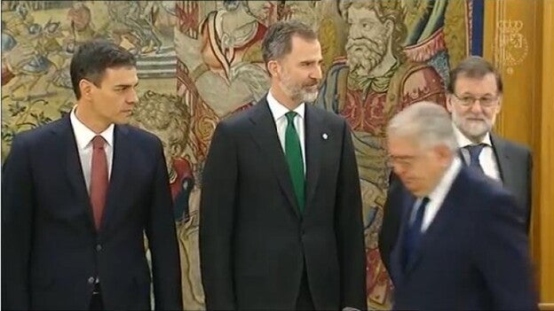 Sánchez toma posesión sin Biblia ni crucifijo