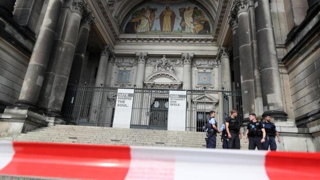 Un policía y un sospechoso, heridos tras un tiroteo en la Catedral de Berlín
