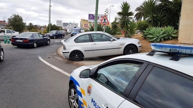 Tres personas se dan a la fuga tras salirse su coche en Almatriche