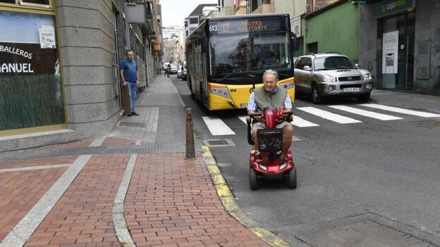 Camilo solo quiere cruzar la calle