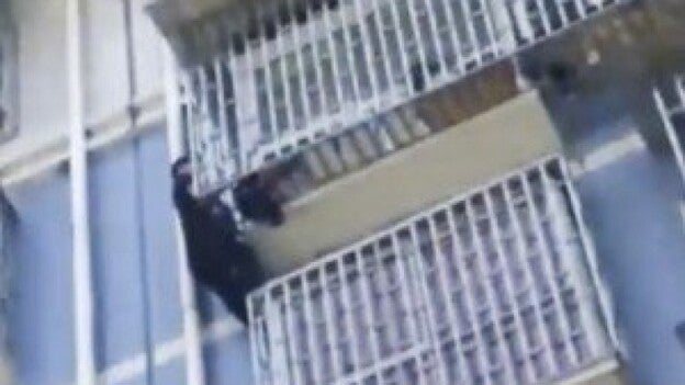 Un "Spiderman chino" escala 5 pisos para salvar la vida de un niño de 2 años