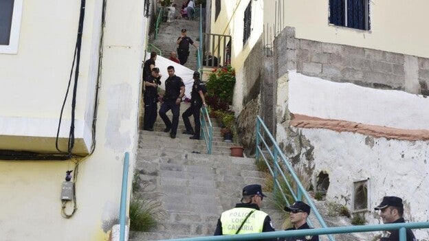 Apuñaló a su mujer e intentó explotar su casa en La Matula