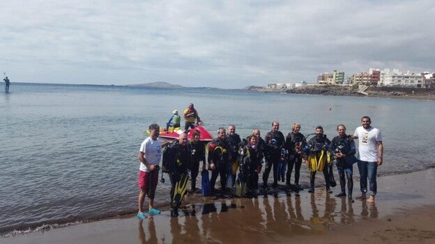 Una decena de buzos limpian los fondos marinos de Melenara