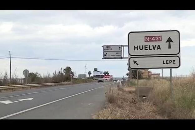 Cambió la raya de la carretera para entrar a su finca en Lepe