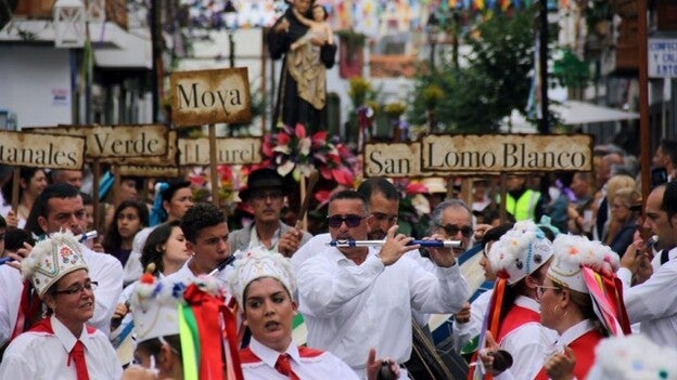 Moya y Arucas salen a la calle para festejar a sus patronos
