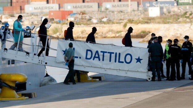 Llega el primer barco de la flota del Aquarius al puerto de Valencia