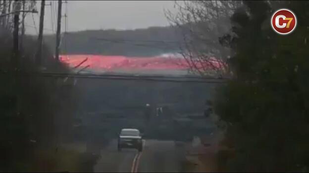Un río de lava cruza Hawaii