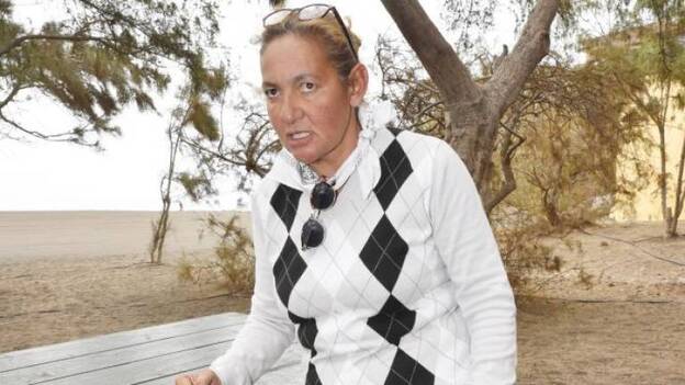 El acoso y el desamor llevan a Alicia a vivir en un banco de madera