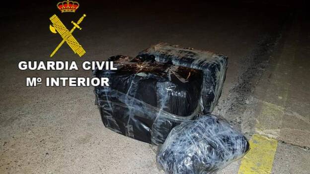 20 inmigrantes y 37 kilos de hachís llegan en patera