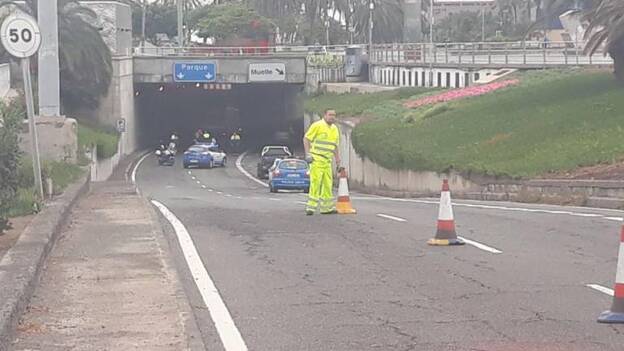 Un camión choca contra el túnel de Santa Catalina