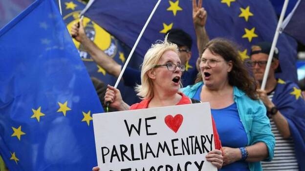 Nombre, dirección y 73 euros para quedarse en Reino Unido