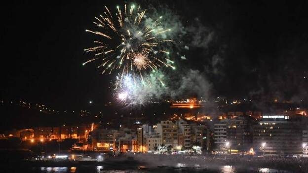 252 kilos de pólvora para recibir al verano en Las Canteras