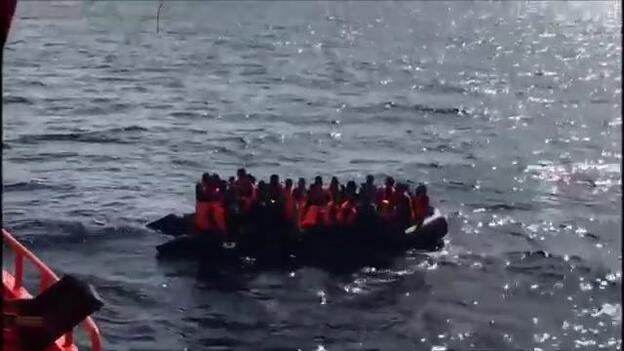 Llega al sur un cayuco con 129 inmigrantes