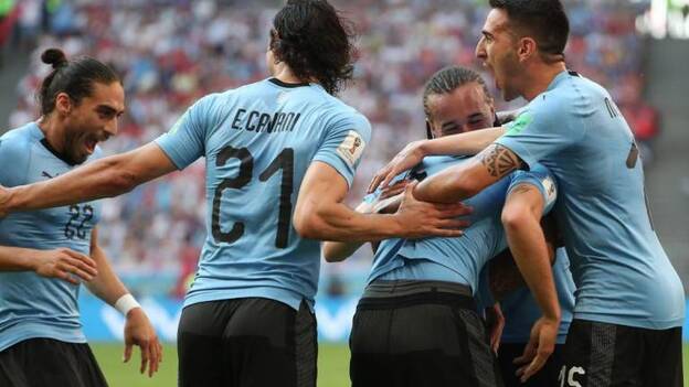 Uruguay desnuda al anfitrión y pasa primera