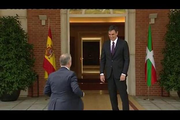 Sánchez pacta con Urkullu acercamiento de presos y traspaso de competencias