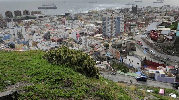 Le intentan estrangular tras robarle en su taxi