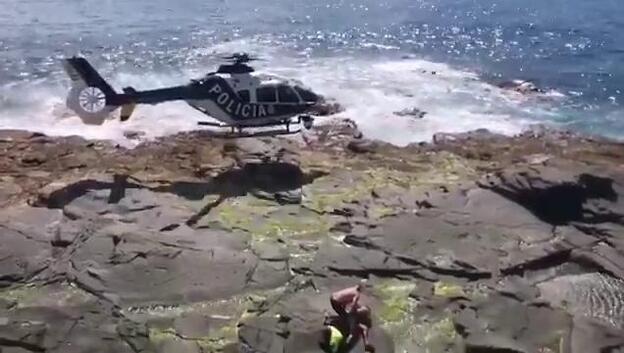 Se lanza al agua y rescata a un varón en apuros en Hoya de la Plata