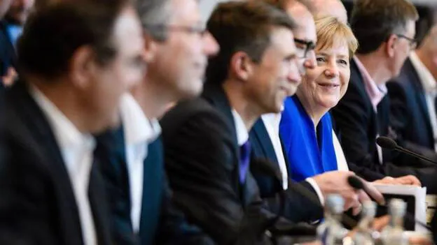 Merkel busca salida a la crisis de Gobierno en medio de tensiones